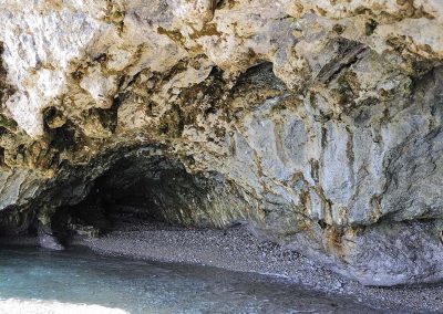 grotta in spiaggia